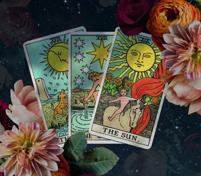 Imagen de cartas del tarot con fondo floral. Servicio de Lectura del Tarot Cami Monge